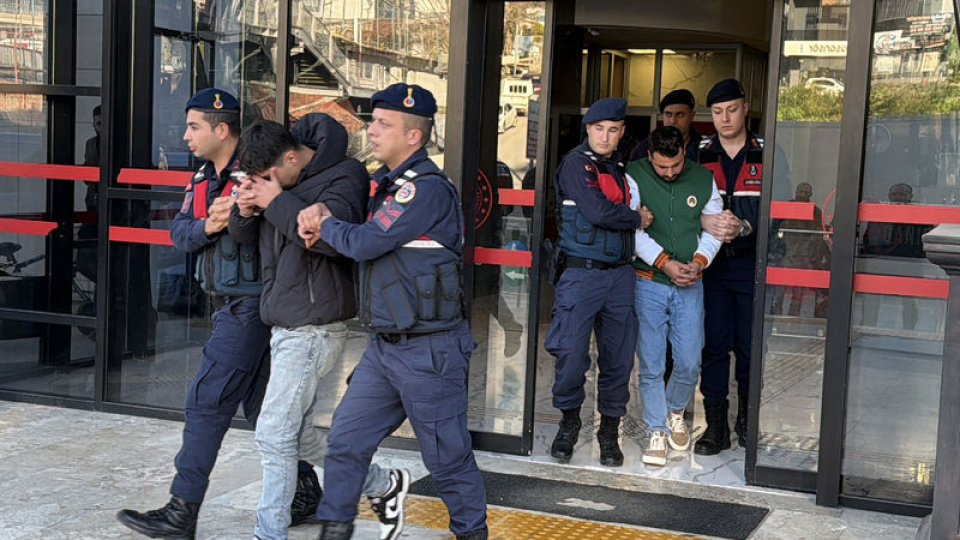 Dur ihtarına uymadı... polisin üstüne sürdü!