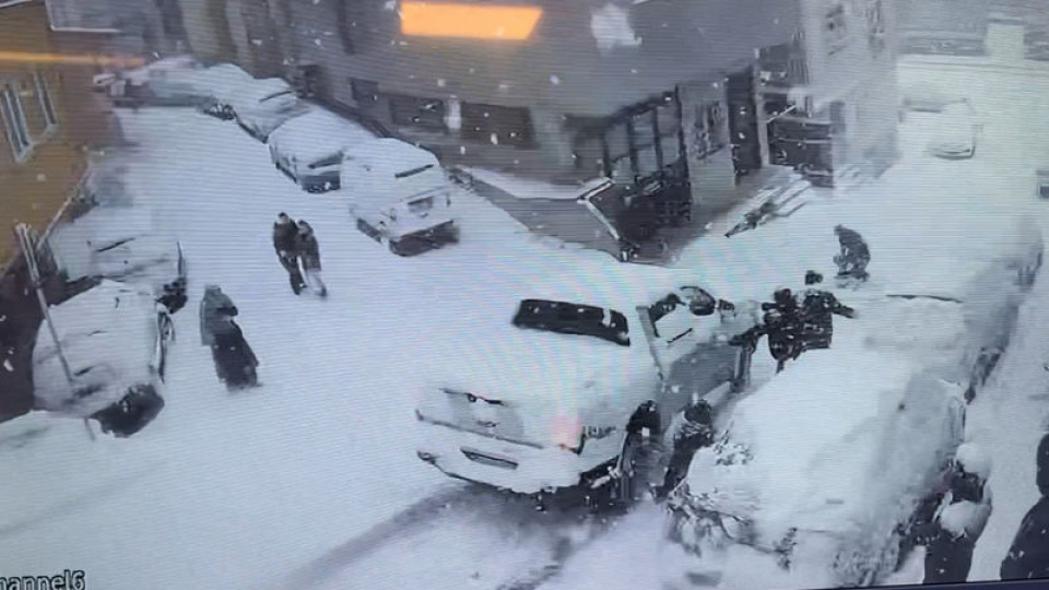 Kamyonet karlı yokuştan kaydı... Çocuklara çarptı!