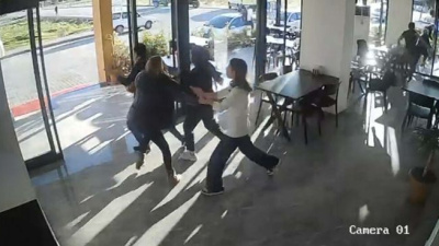 Deprem anı kameraya yansıdı