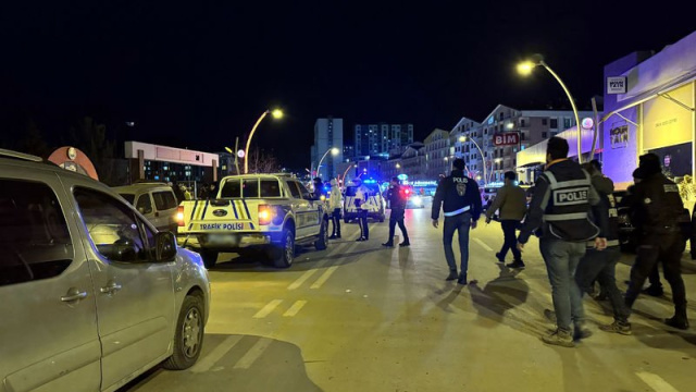 Yılbaşı kutlamasında çıkan kavgaya müdahale eden polis, bıçakla yaralandı