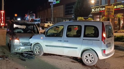 İnegöl'de 2 hafif ticari araç çarpıştı: 3 yaralı