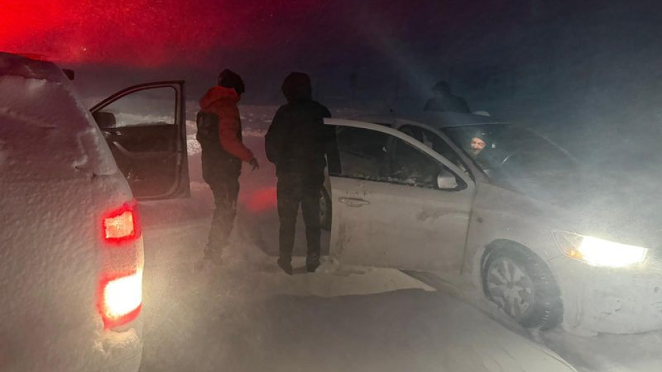 Ağrı'da kar ve tipide mahsur kalan 6 kişi kurtarıldı