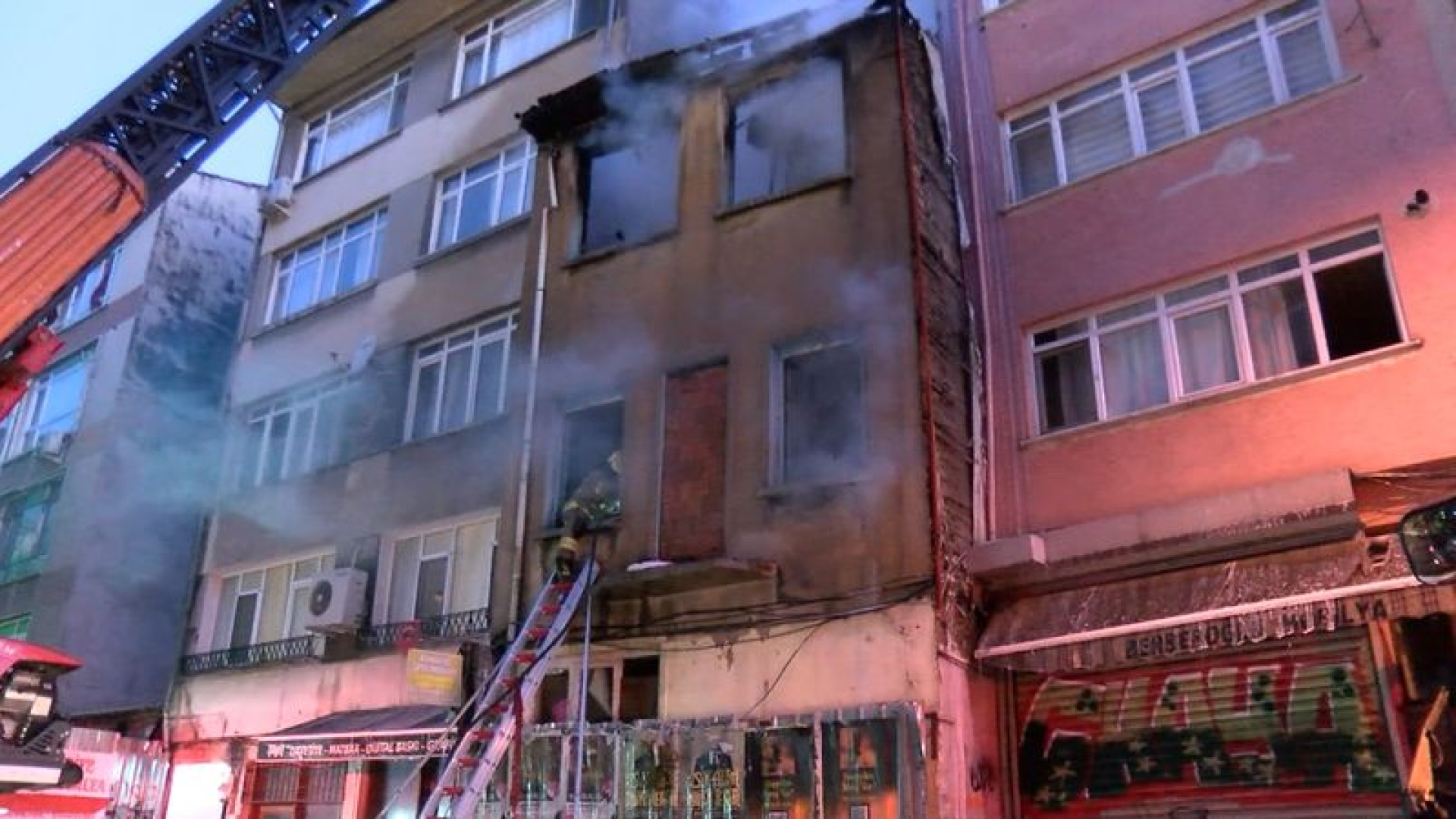 Son dakika: Yangında binadan atladı! | Son dakika haberleri