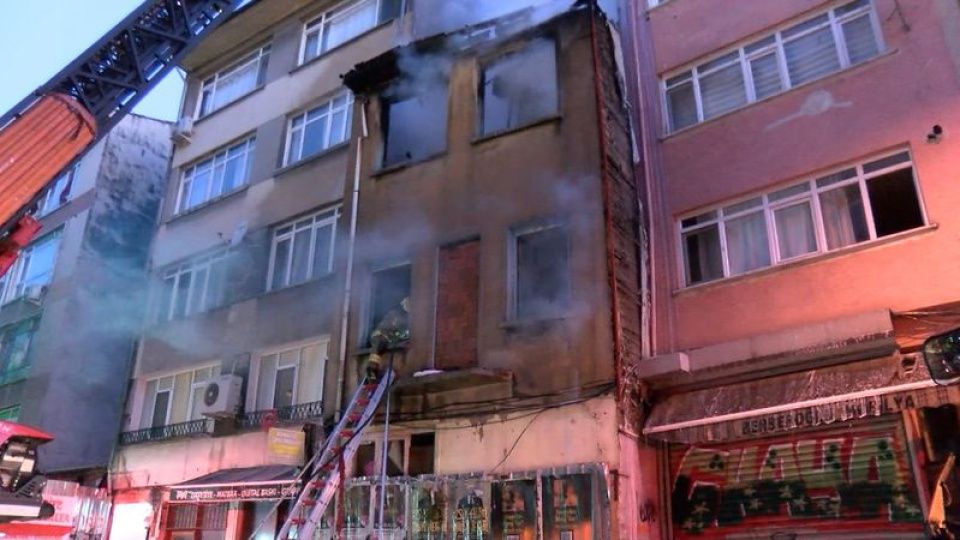 Yangında binadan atladı!