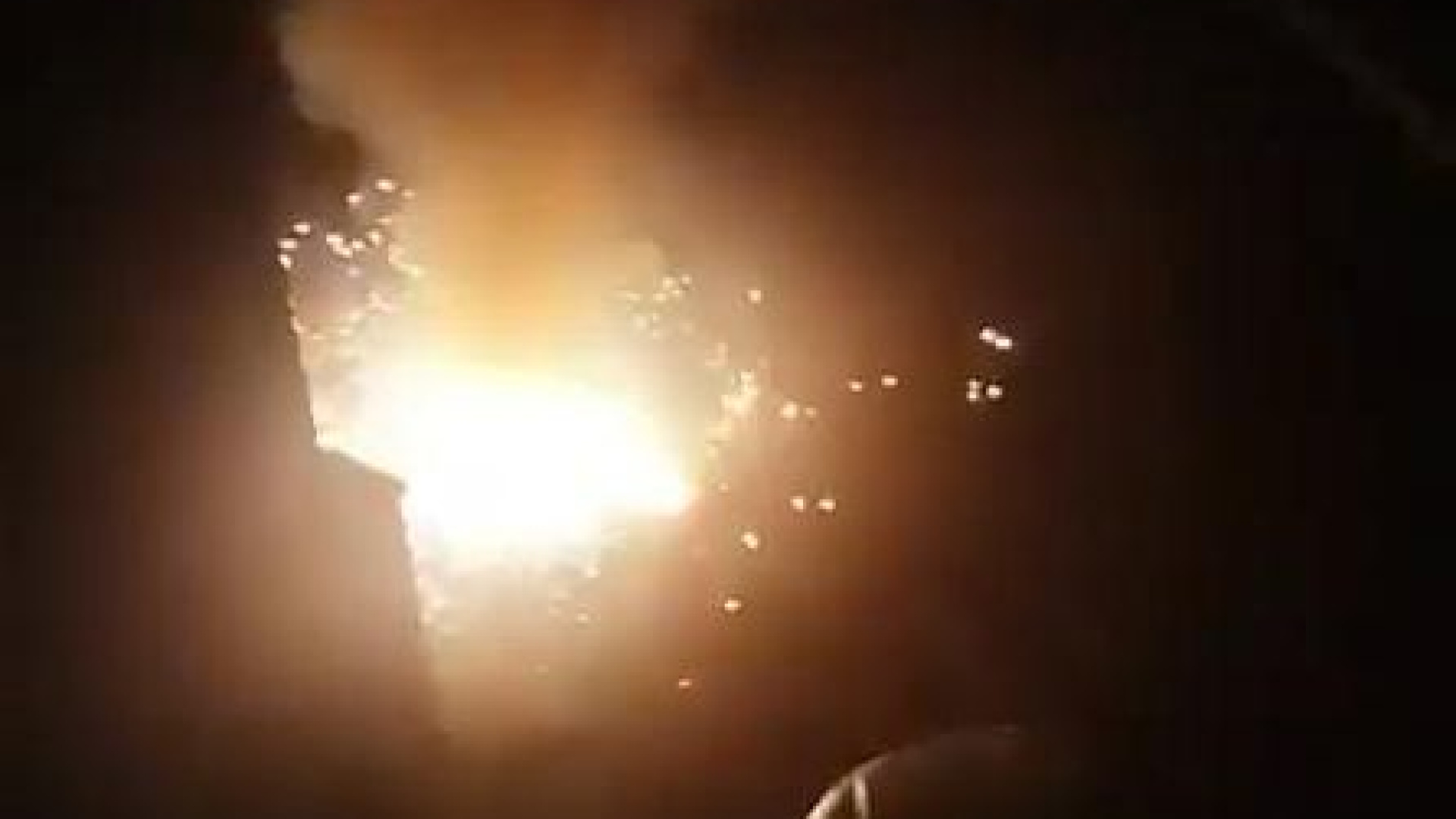 Son dakika:  Arnavutköy'de elektrik kabloları patlayarak yandı; mahallede panik yaşandı | Son dakika haberleri