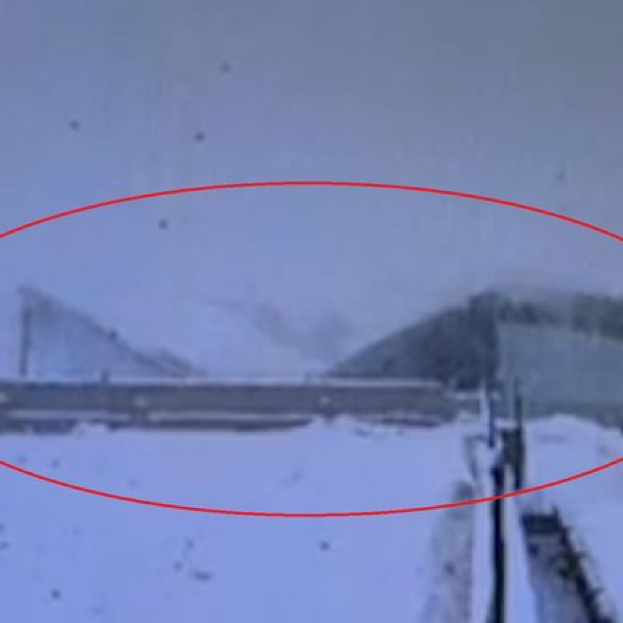 Kar yağışı fabrika çatılarını çökertti