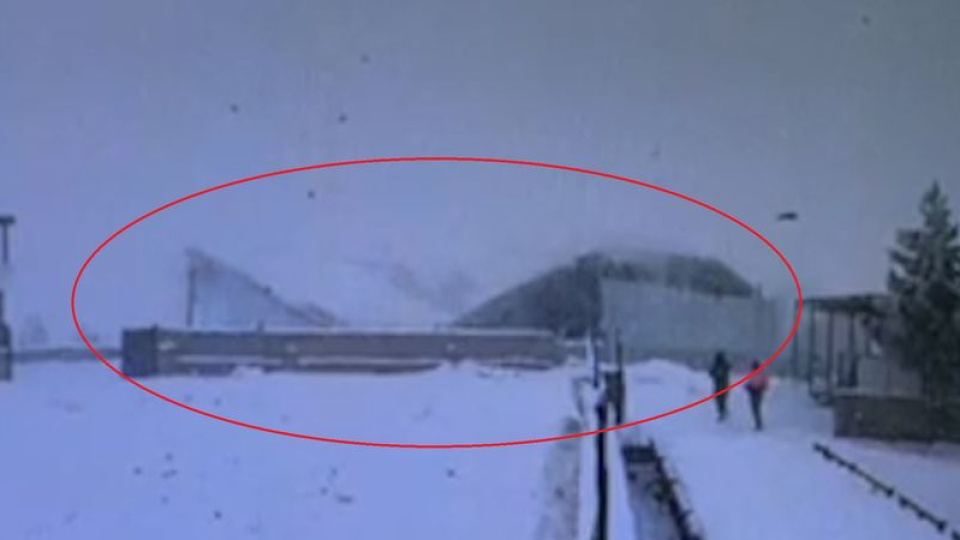 Kar yağışı fabrika çatılarını çökertti