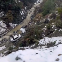 Otomobil uçuruma düşerken kapıyı açtı!