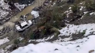 Otomobil uçuruma düşerken kapıyı açtı!