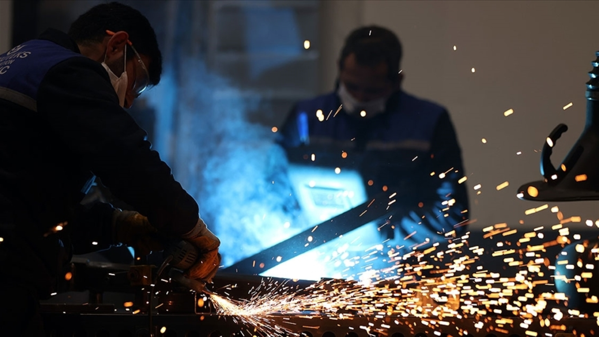 İSO PMI Aralık'ta 48,9'a Yükseldi: Daralma Hafifliyor, Enflasyon Hızlanıyor
