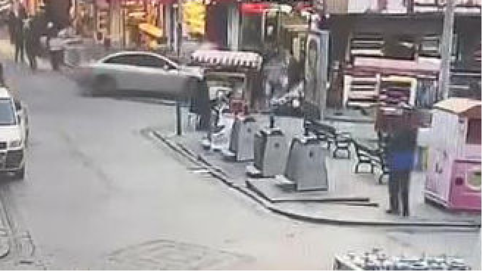 Eminönün'de önce motosiklete sonra dükkan önüne çarptı: 4 yaralı | Son dakika haberleri