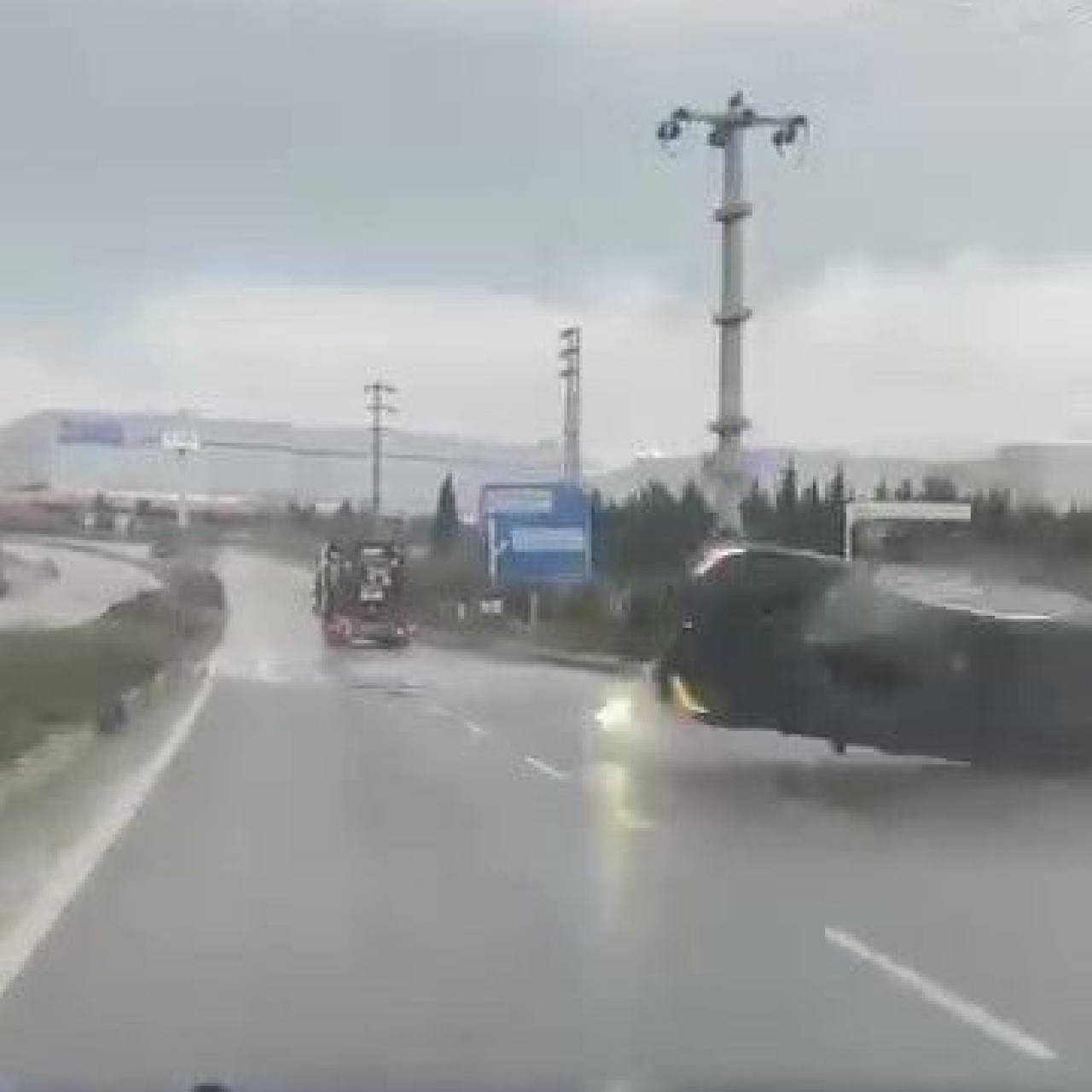 Drift yaptığı otomobille takla attı!