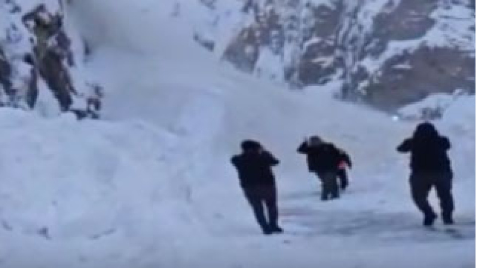 Karayoluna çığ düştü! Ekipler sevk edildi!