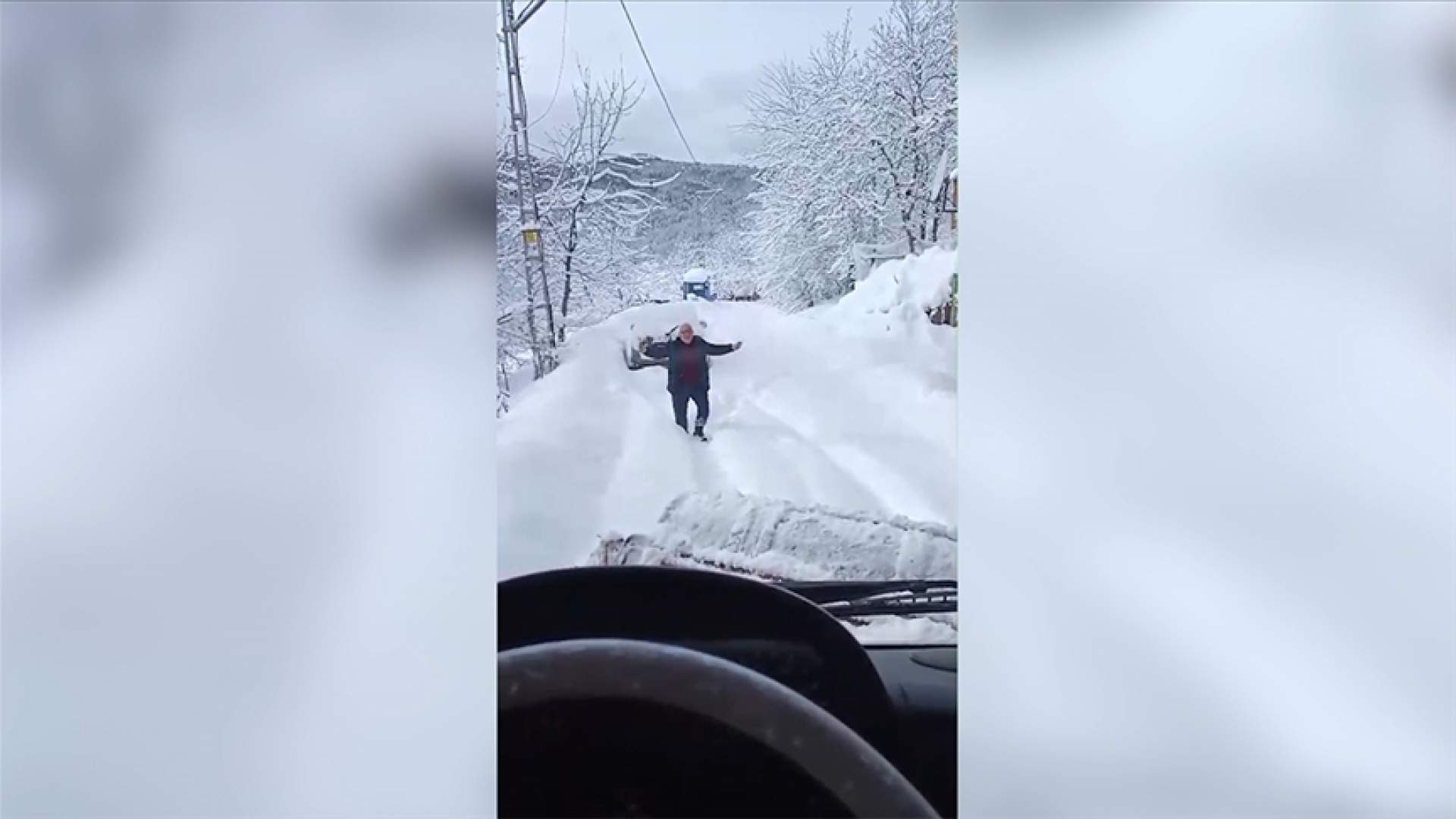 Kar nedeniyle kapanan yolu açılan köy sakini ekibi oynayarak karşıladı