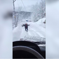 Yol kapandı, kar ekibini oynayarak karşıladı