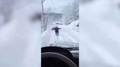 Yol kapandı, kar ekibini oynayarak karşıladı