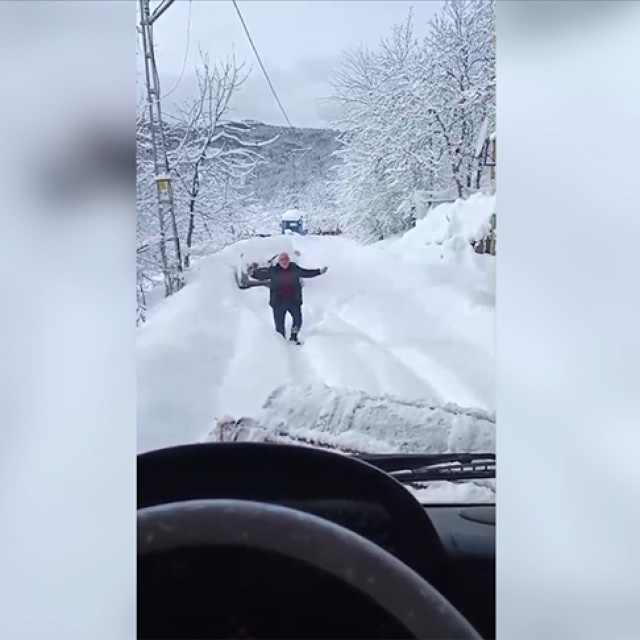 Yol kapandı, kar ekibini oynayarak karşıladı