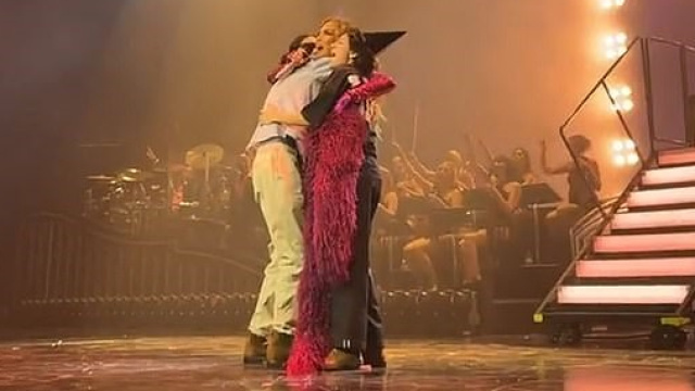 Sahnede ikizlerini ağırladı