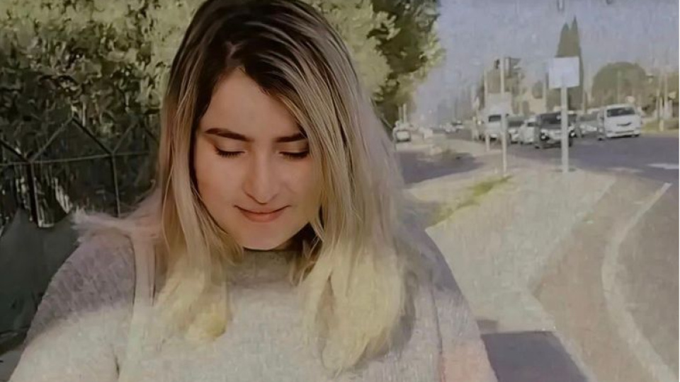 Genç kadın yolun karşısına geçecekti!