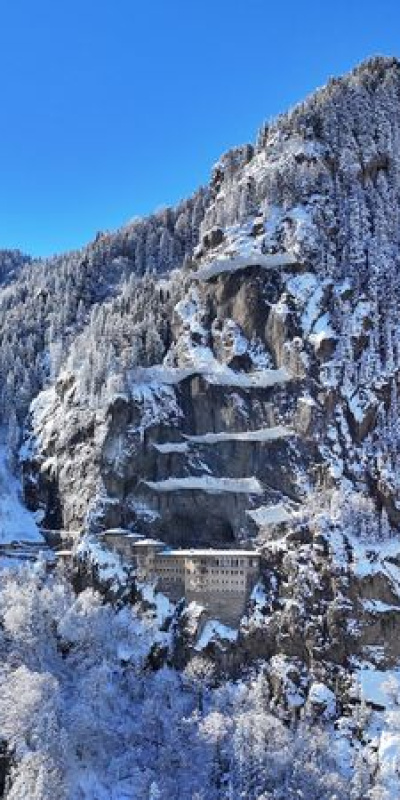 Beyaza bürünen Sümela'dan doyumsuz manzaralar