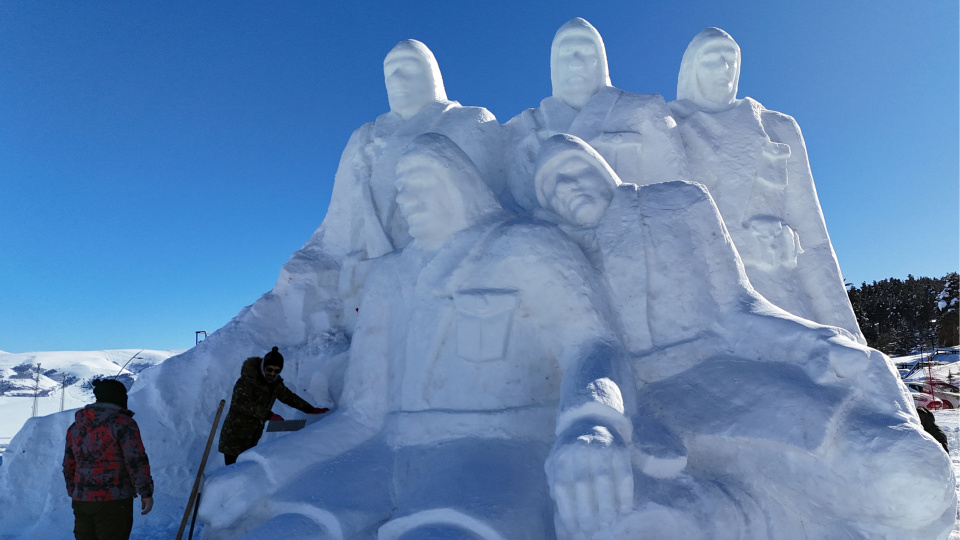 Sarıkamış şehitleri anısına yapılan kardan heykeller tamamlandı