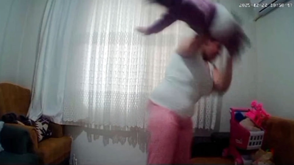 Baba eve gizli kamera yerleştirdi... Böyle anne olmaz olsun!