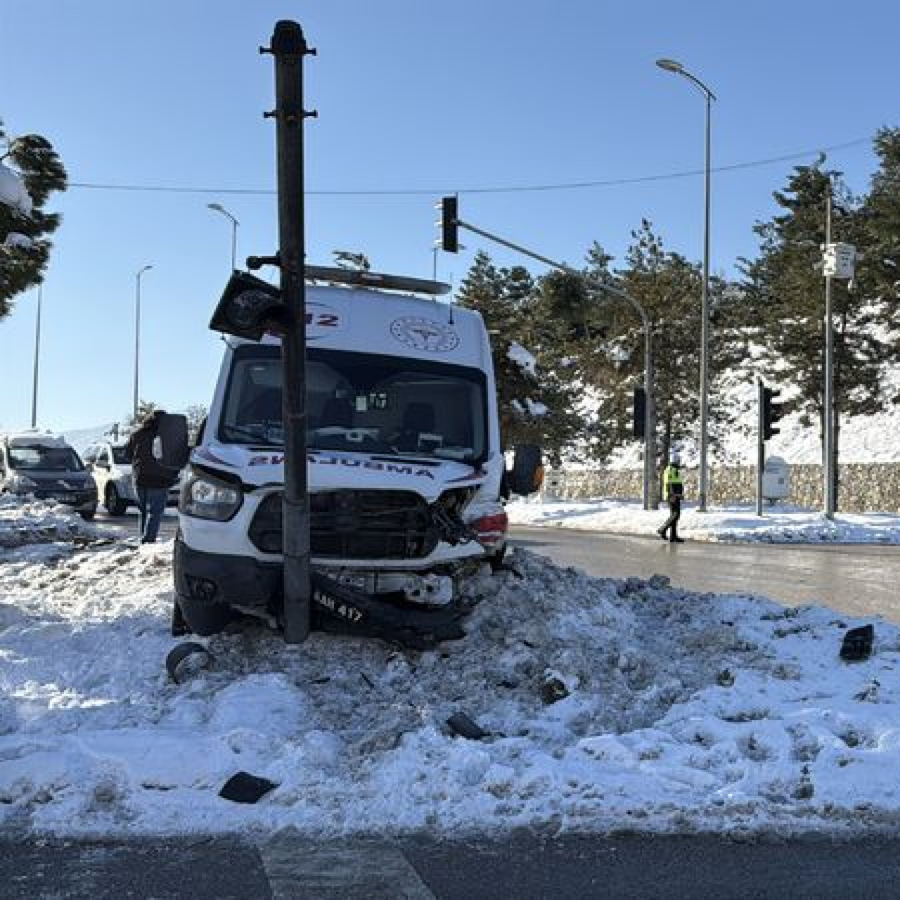 Ciple ambulans çarpıştı: 2 sağlık çalışanı yaralı