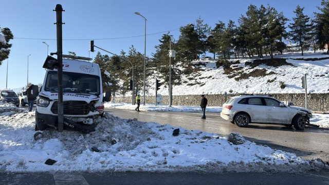 Ciple ambulans çarpıştı: 2 sağlık çalışanı yaralı