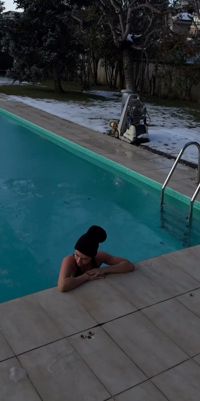 Buz gibi havuzda yüzdü