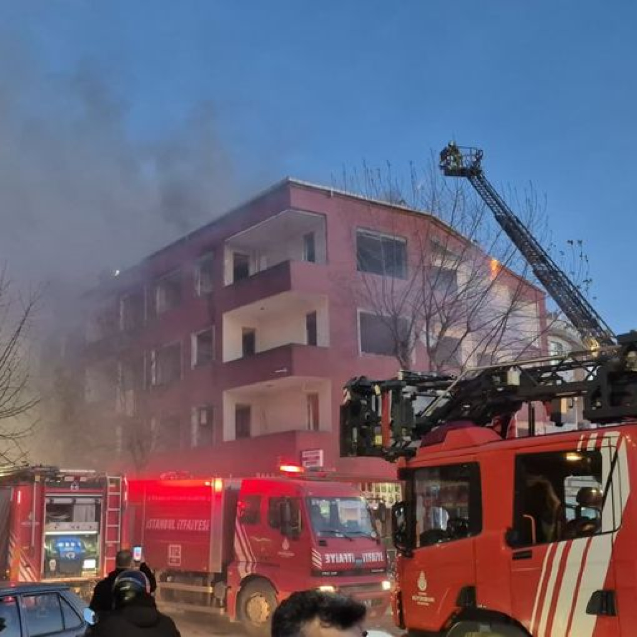 Küçükçekmece'de 3 katlı binada yangın çıktı | Flaş Gelişme