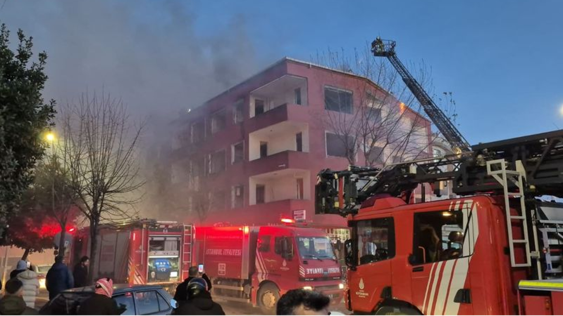 Küçükçekmece'de 3 katlı binada çıkan yangın söndürüldü | Son dakika haberleri