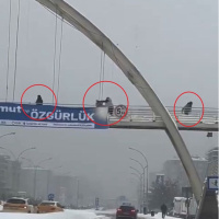 Üst geçitte kartopu atan çocukları yumruklayıp, yerde tekmeledi