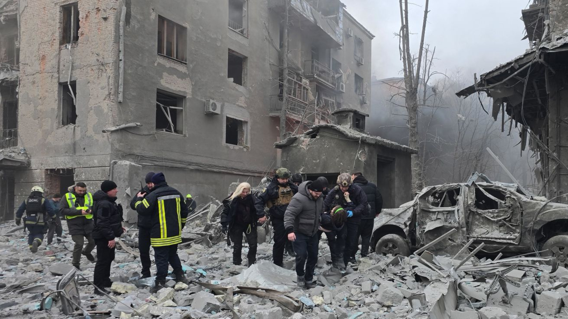 Harkiv'de Rus Füzesi: 5 Katlı Bina Vuruldu, 25 Yaralı