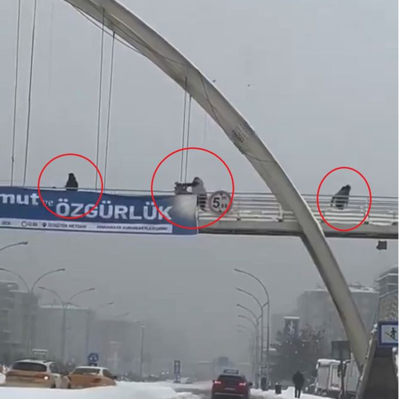 Üst geçitte kartopu atan çocukları yumruklayıp, yerde tekmeledi