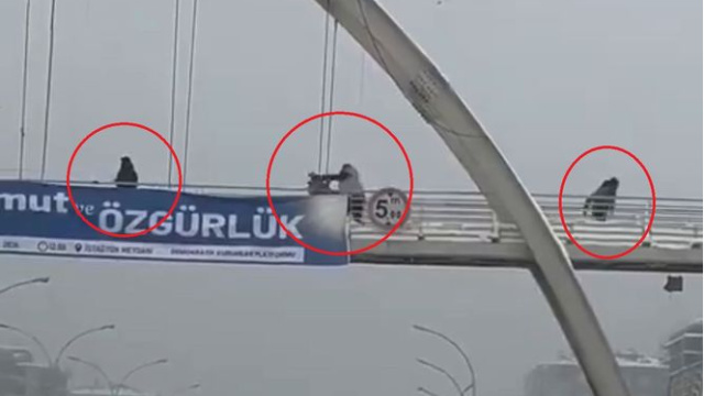 Üst geçitte kartopu atan çocukları yumruklayıp, yerde tekmeledi