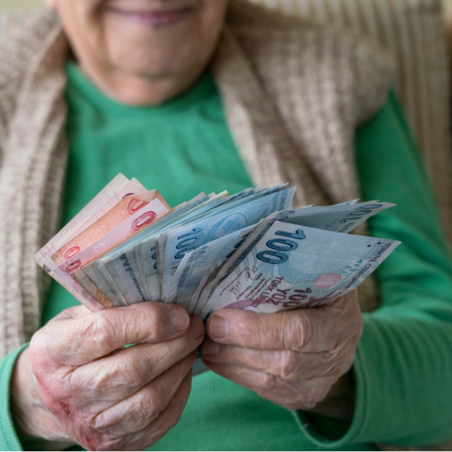 Emekli ve memura seyyanen zam var mı?