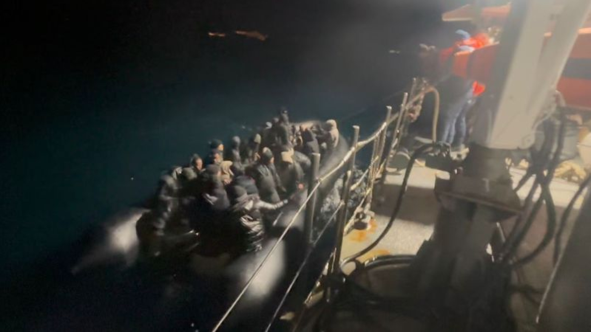 İzmir açıklarında 74 düzensiz göçmen yakalandı