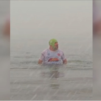 Dondurucu soğukta denizde kulaç attı