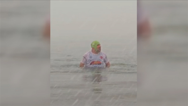 Dondurucu soğukta denizde kulaç attı