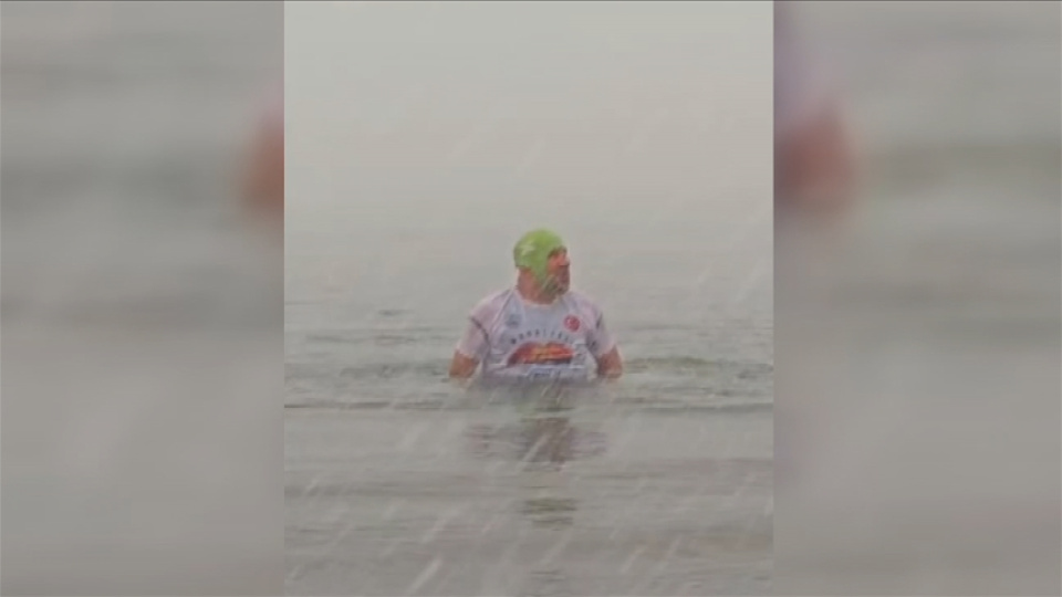 Dondurucu soğukta denizde kulaç attı