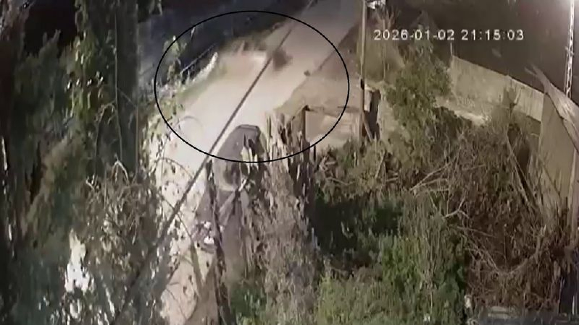 Hatay'da Otomobil Su Kanalına Uçtu: 3 Yaralı, Kaza Anı Kamerada