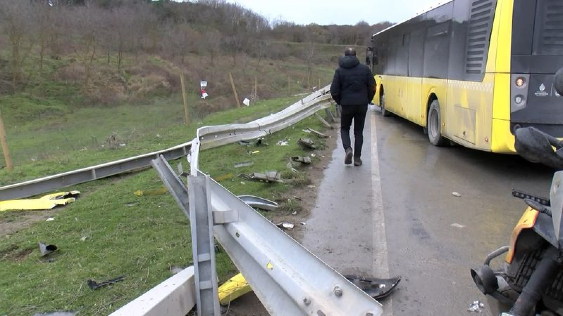 Son dakika: İstanbulda bariyere çarpan İETT otobüsündeki 2 yolcu yaralandı | Son dakika haberleri