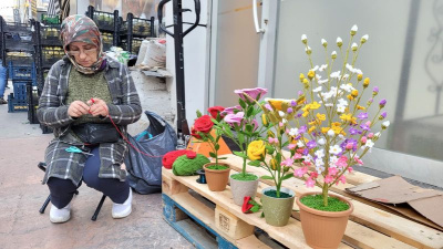 Örgü iplerini 'solmayan çiçeklere' dönüştürüyor