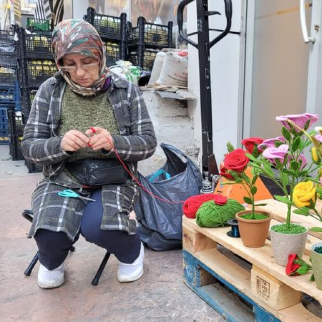 Örgü iplerini 'solmayan çiçeklere' dönüştürüyor