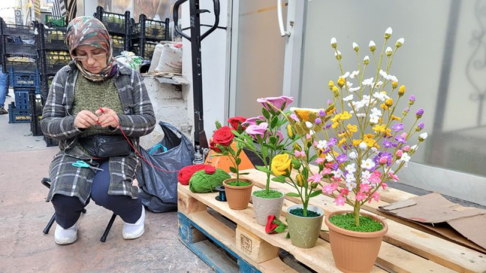 Örgü iplerini 'solmayan çiçeklere' dönüştürüyor