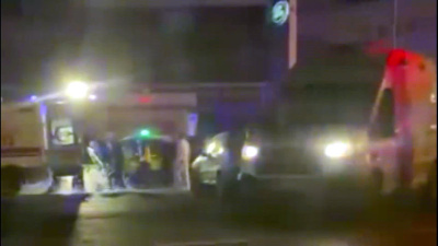 Çaldıkları motosikletle otomobile çarptılar!