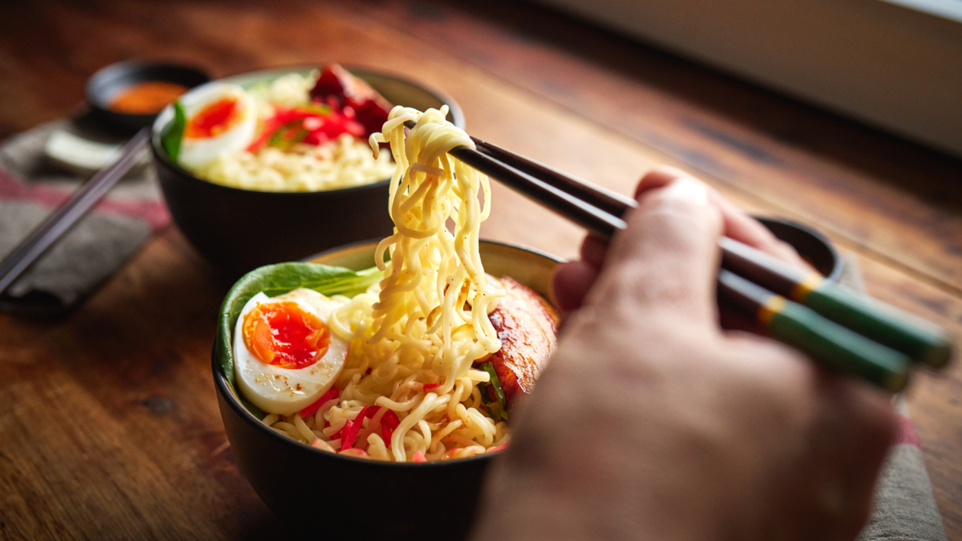 Bir kasede lezzet şöleni: Uzak Doğu'dan sofranıza evde kolay ve doyurucu ramen tarifi!