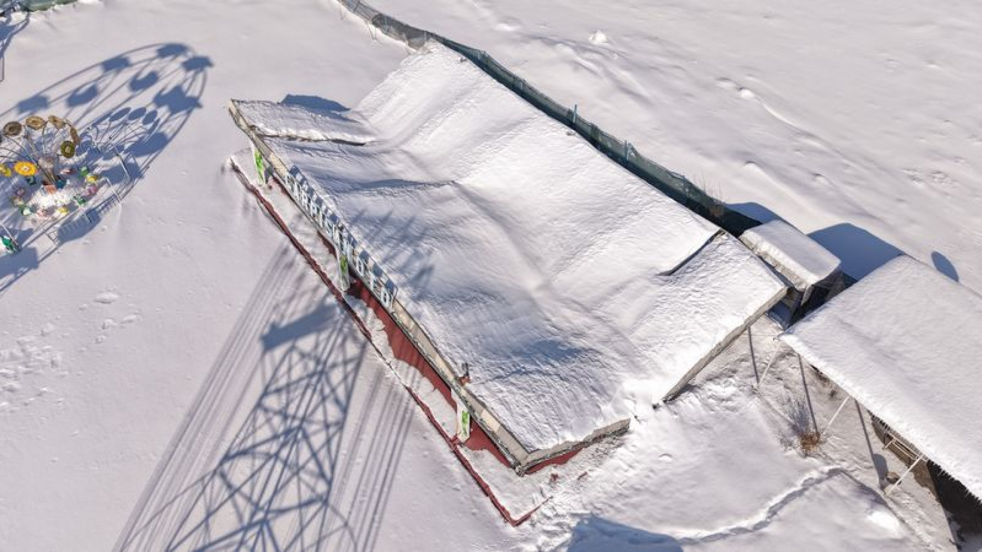 Van'da kar nedeniyle lunaparktaki bir oyun alanının çatısı çöktü