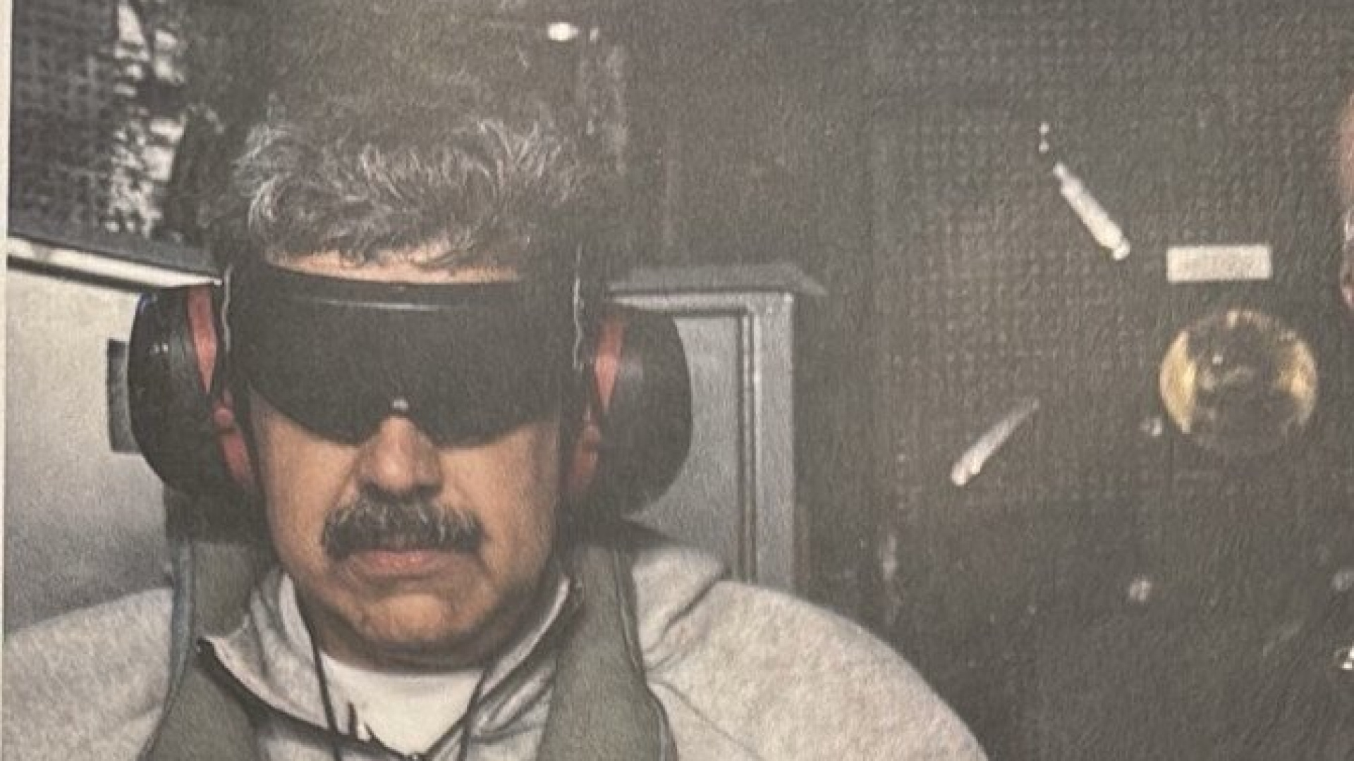 Trump, Gözleri Bağlı Maduro'nun İlk Fotoğrafını Paylaştı: USS Iwo Jima'da
