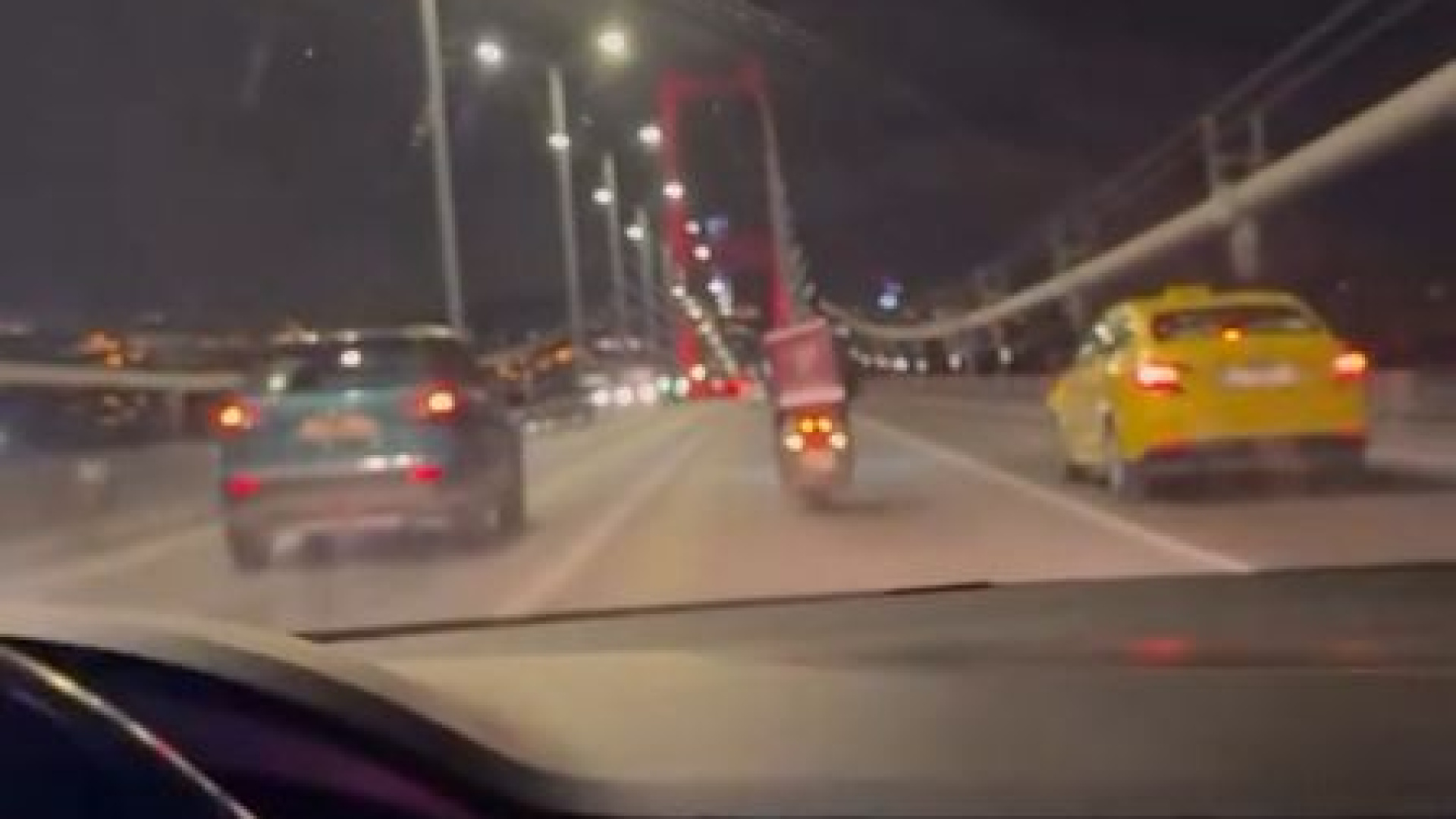 İstanbul'da Lodoslu Köprüde Motokuryeye İnsanlık Siperi